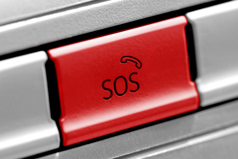 Pomoc&iacute; tlač&iacute;tka SOS můžete z auta přivolat pomoc manu&aacute;lně.