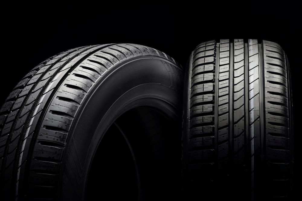 Detail dvou nov&yacute;ch letn&iacute;ch pneumatik