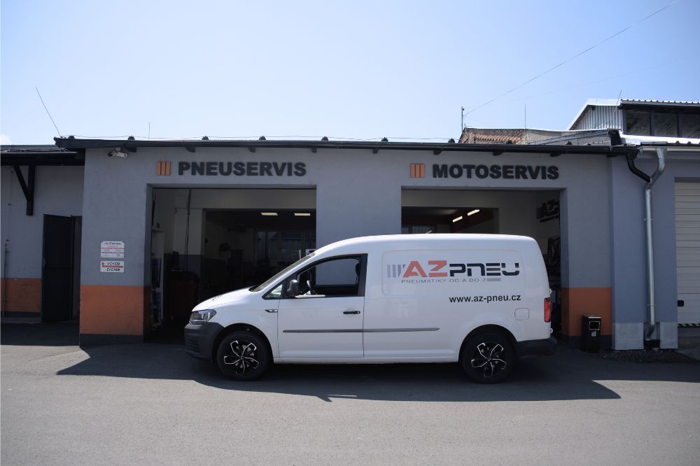 Služební vůz AZ pneu zaparkovaný před pneuservisem v Opavě