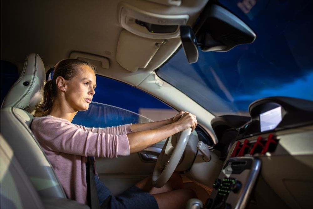 Unavená žena si při řízení větrá