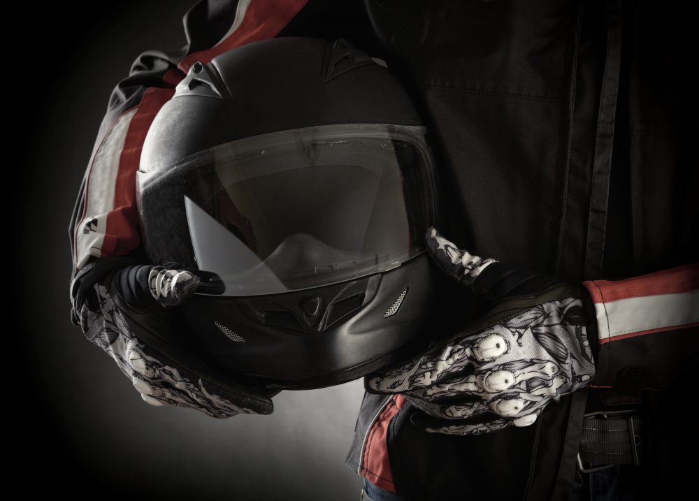 Moto helma a bezpečnostní prvky pro motorkáře