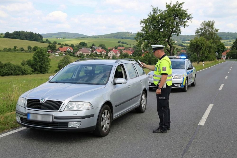 Př&iacute;slu&scaron;n&iacute;k česk&eacute; policie ček&aacute; na v&yacute;sledek dechov&eacute; zkou&scaron;ky řidiče