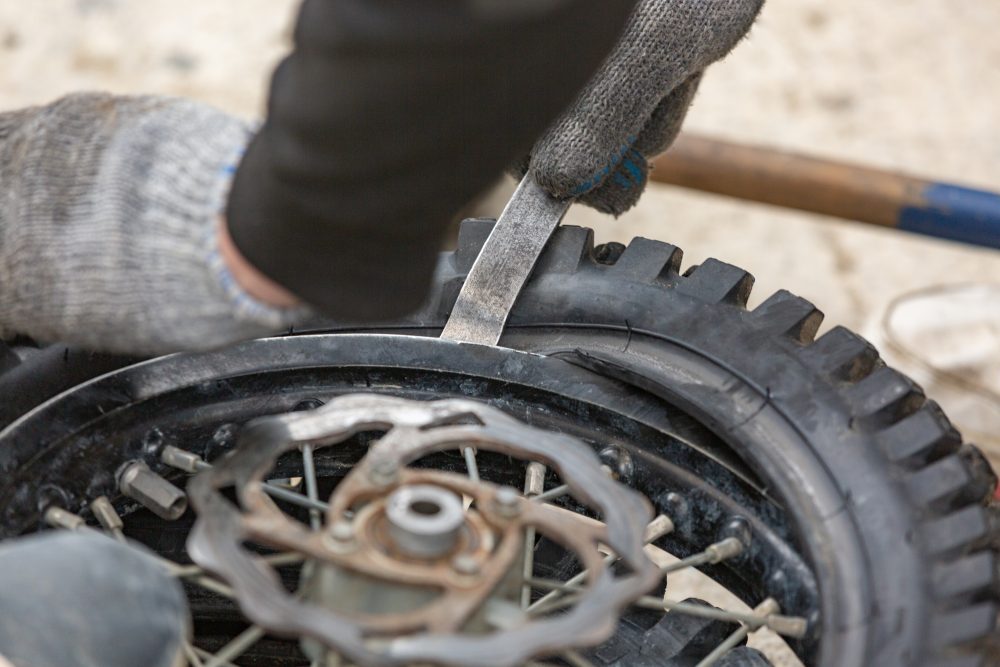 Nejčastější příčiny defektů moto pneu