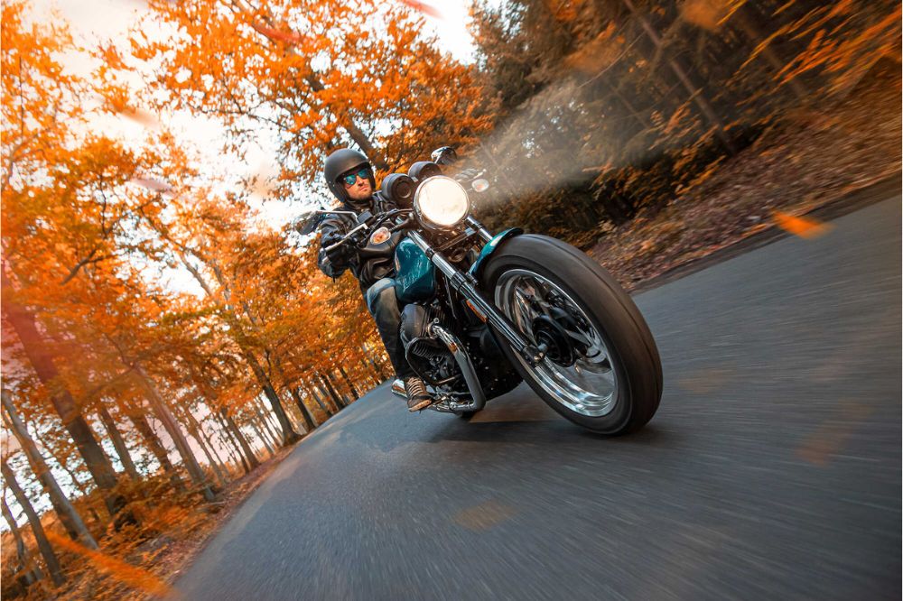 Motorkář si užívá jízdu na podzim