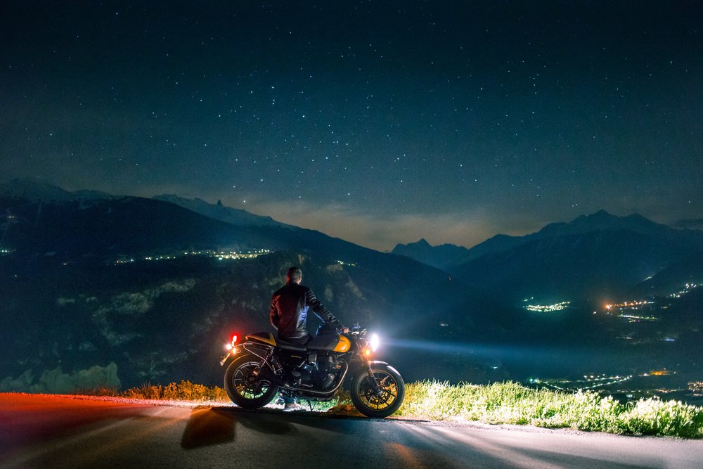 Jezdec s motorkou v noci