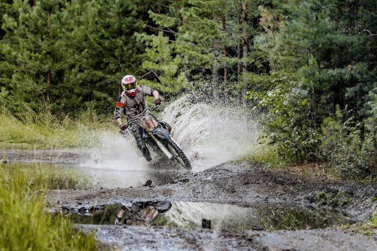 Enduro v Rumunsku? Vjezd do tamních lesů se komplikuje AZpneu