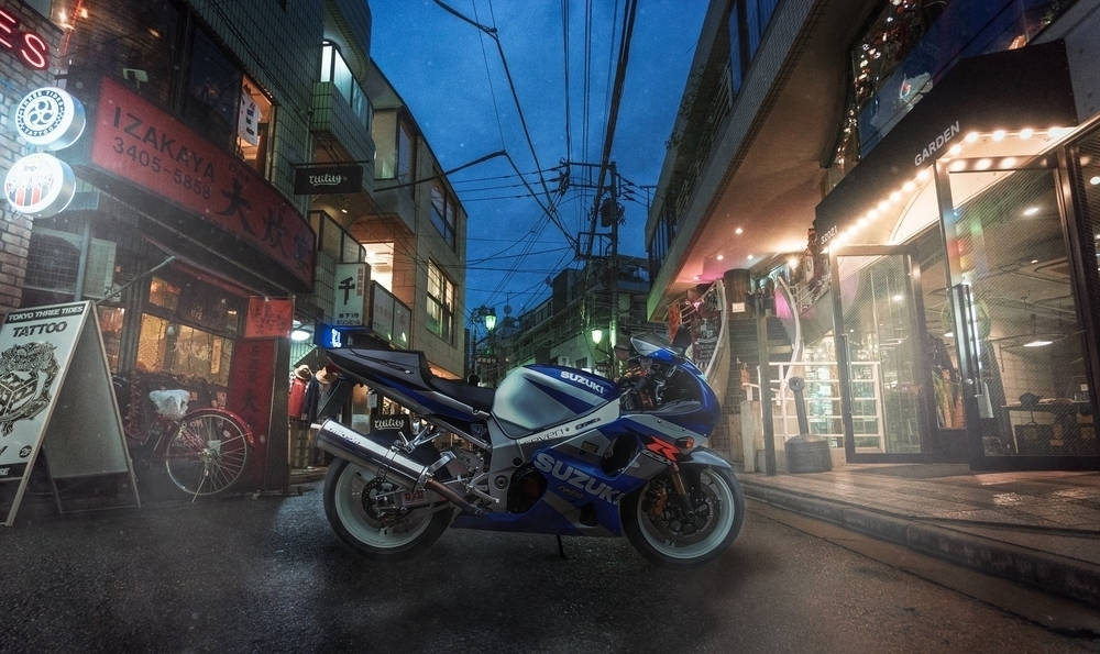 Motocykl Suzuki na japonské ulici