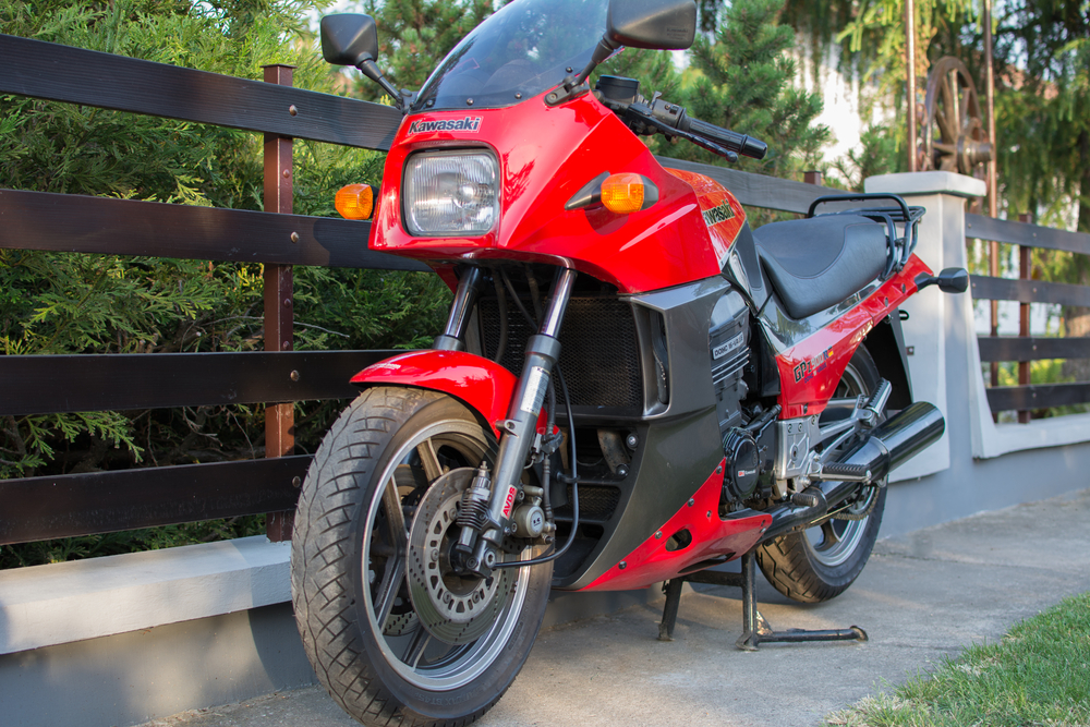 červená motorka u plotu