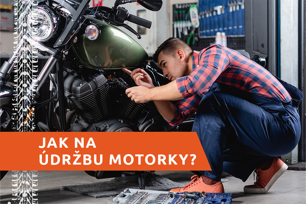 Mechanik opravuje motorku 