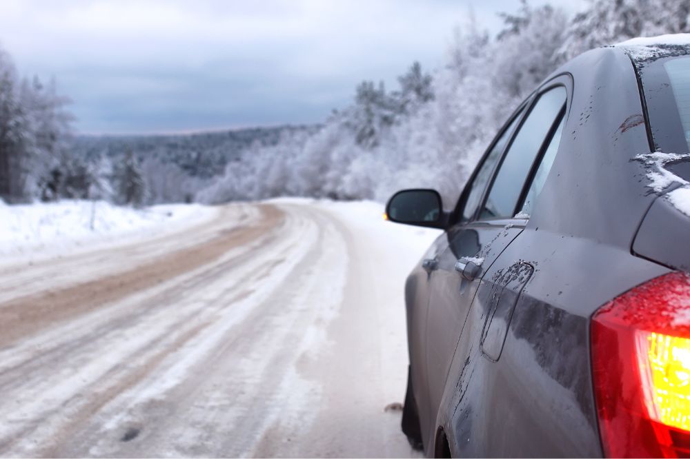 Auto stojí v závěji sněhu se zapnutými výstražnými světly