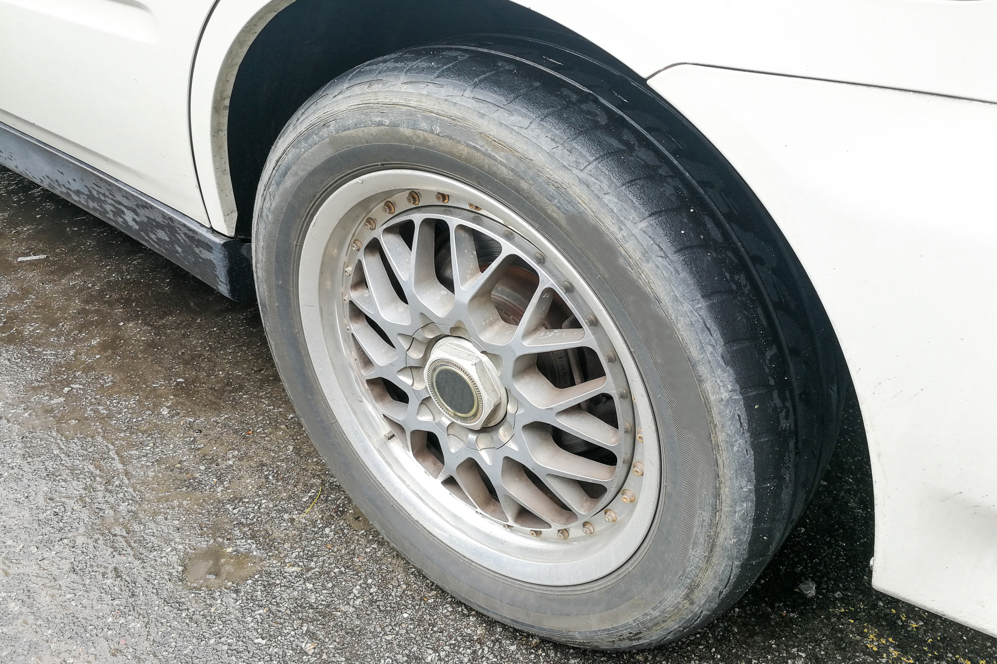 špatný stav pneumatik