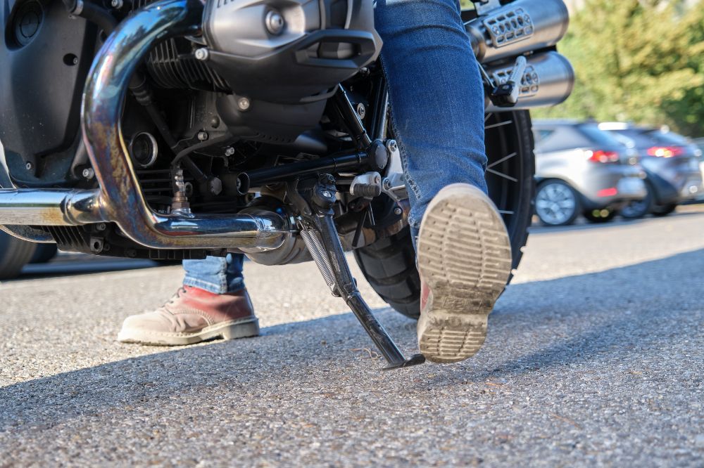 Motorkář ukazuje gesto nohou – poděkování za ohleduplnost