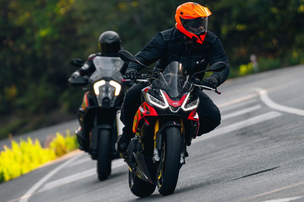 Dva motorkáři za sebou najíždí do zatáčky
