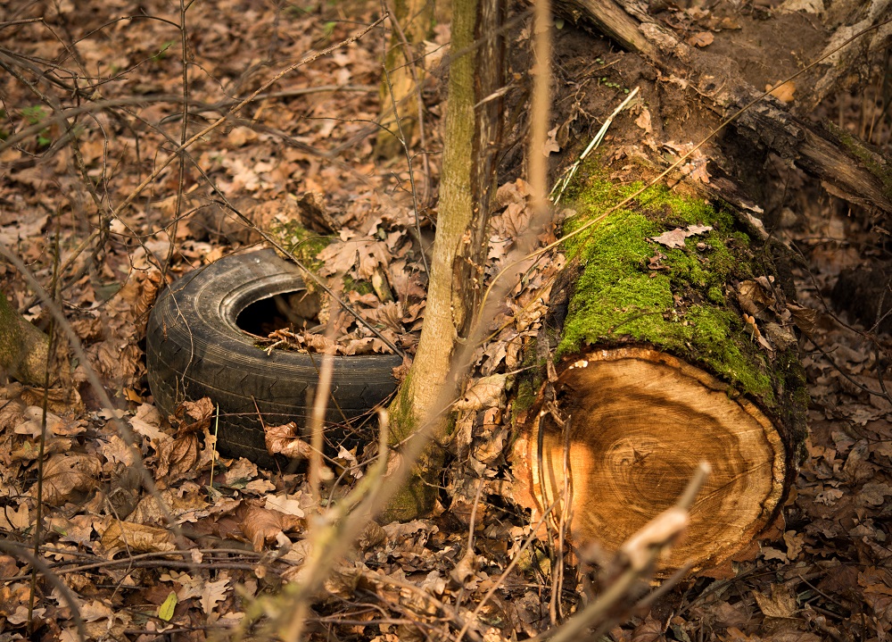nelegální vyhazování pneumatik do přírody