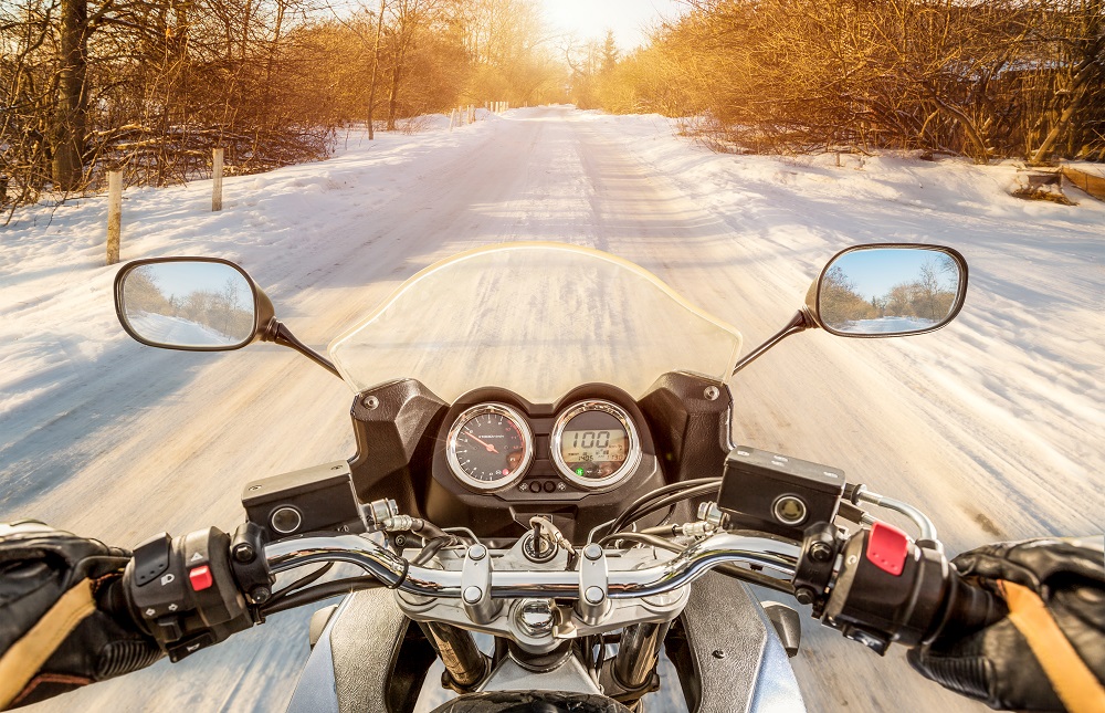 zimní jízda na motorce