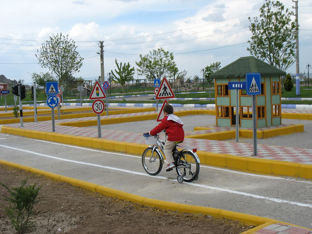 Chlapec na kole na dopravním hřišti