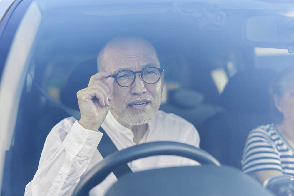 Řidič s brýlemi a rozostřeným viděním
