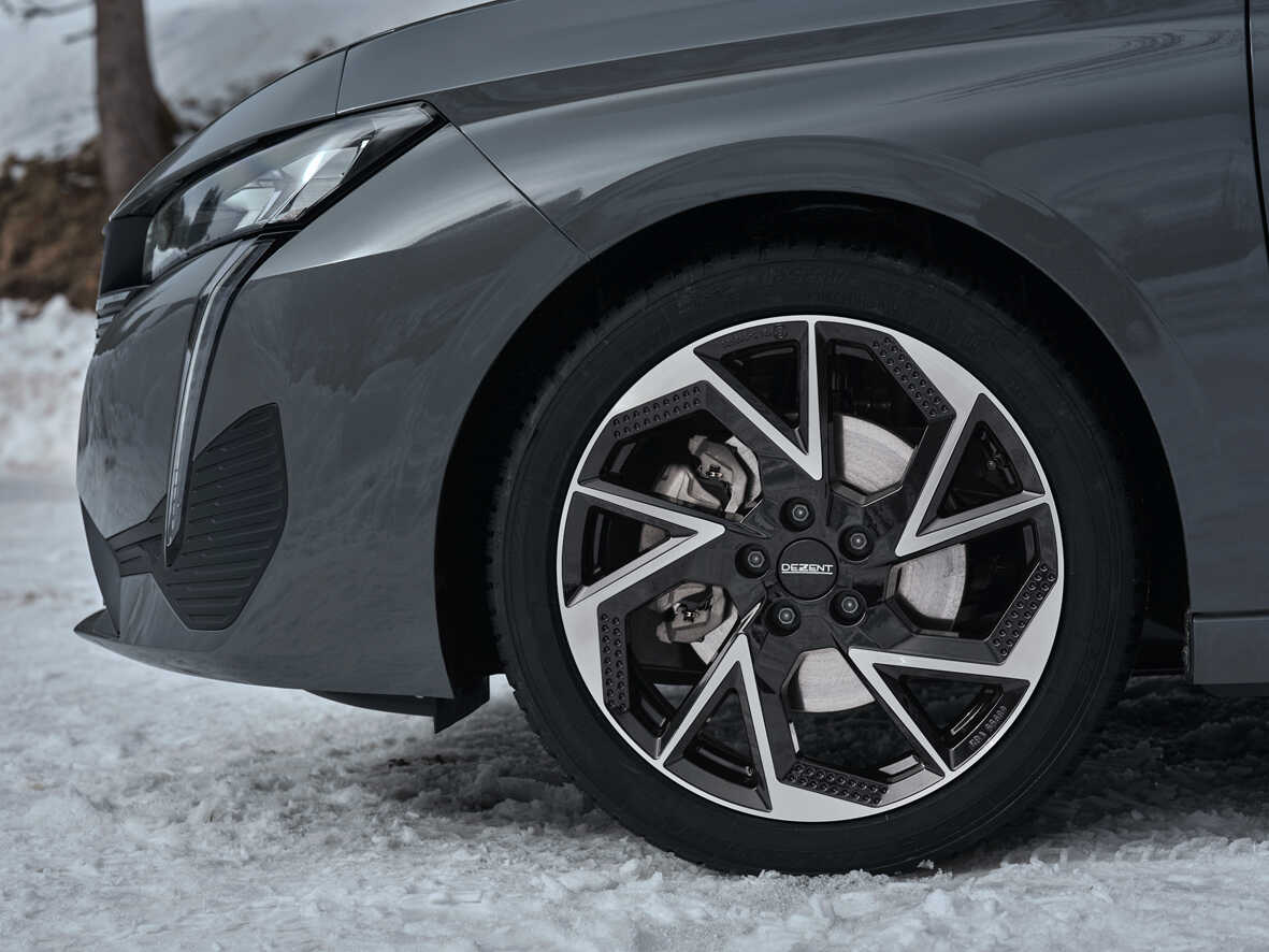 Detail litinového disku DEZENT AP dark na Peugeot 308