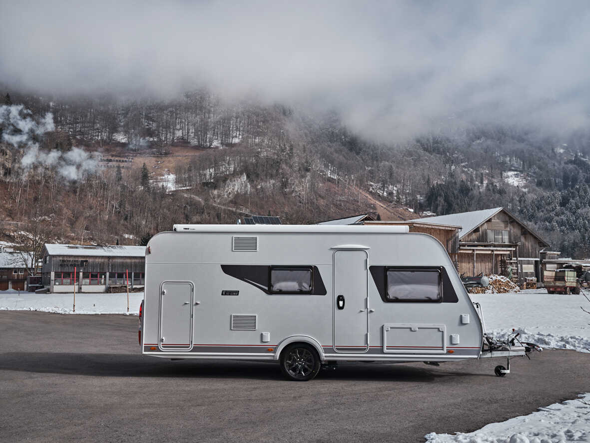 Disky DEZENT TV-Trailer black černý lesklý lak na přívěsném karavanu