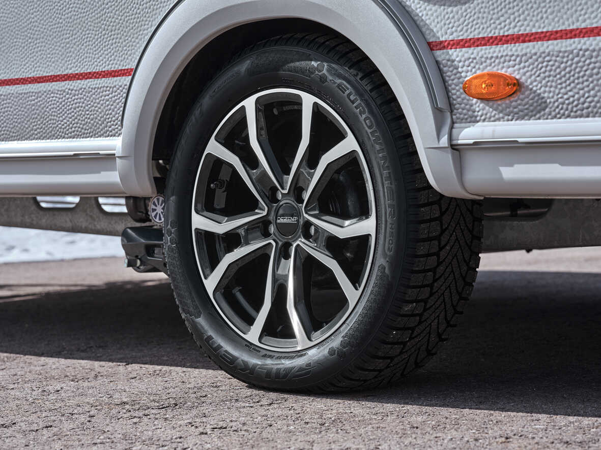 Detail hliníkového disku DEZENT TV-Trailer Dark na přívěsném karavanu