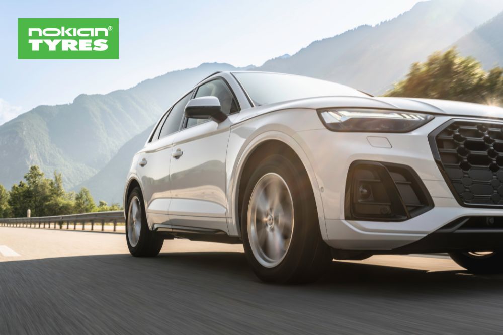 Auto v pohybu po silnici s pneumatikami Nokian Tyres Powerproof 2