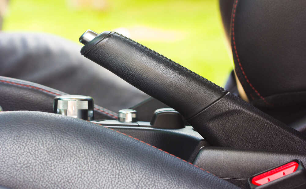 Ruční brzda v autě ve zvednuté poloze