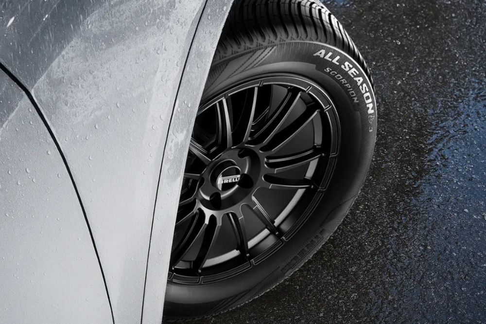 Detailní záběr na pneumatiku Pirelli Scorpion AS SF3 na autě