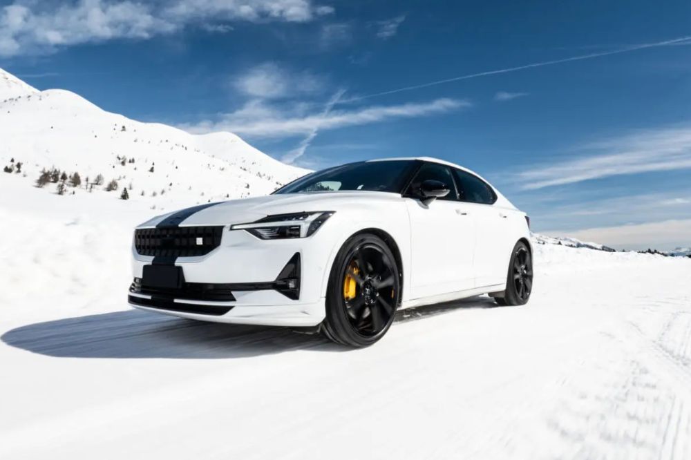 Bílé auto v zasněžených horách s pneumatikami Pirelli P Zero Winter 2