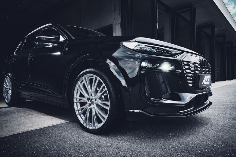 Pohled na Audi SQ 6 s alu disky AEZ Seattle ve stříbrném provedení