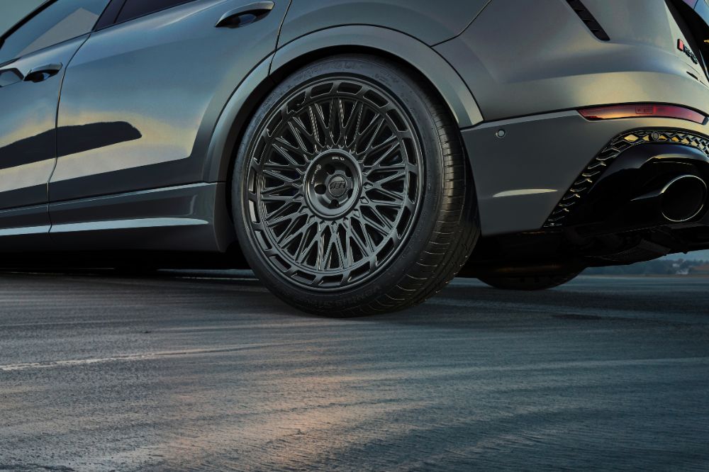 Detailní záběr na disky AEZ Tokio black na voze Audi RS Q8