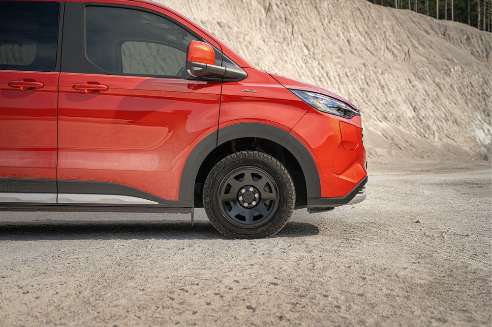 Boční pohled na Ford Tourneo Custom s litými koly DOTZ 4x4 Dakar HD