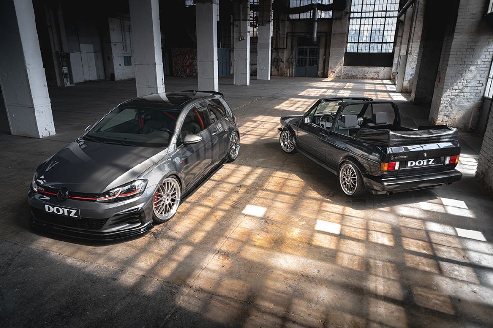 Volkswagen Golf a BMW MK 1 se stříbrnými alu disky DOTZ Bilbao