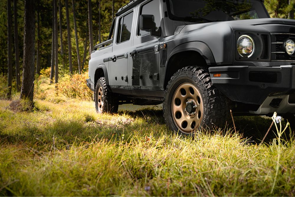 Terénní vůz v lese s disky DOTZ Outland