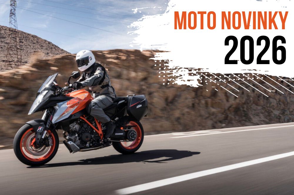 Žena jede rychle po asfaltov&eacute; silnici na motorce