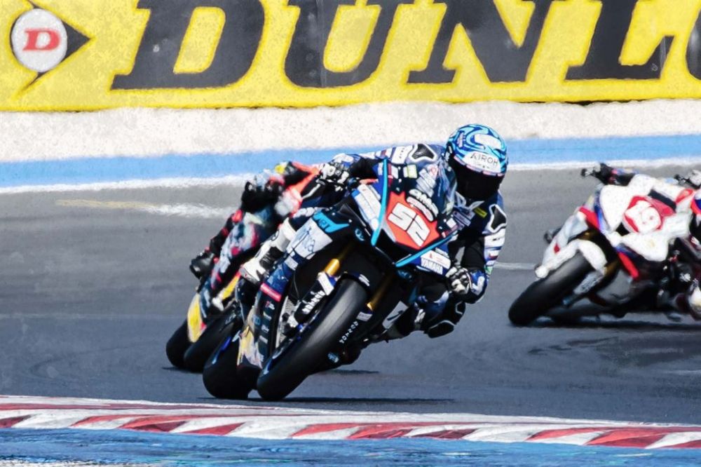 Z&aacute;vodn&iacute;ci na motorce s pneumatikami Dunlop klop&iacute; zat&aacute;čku na okruhu