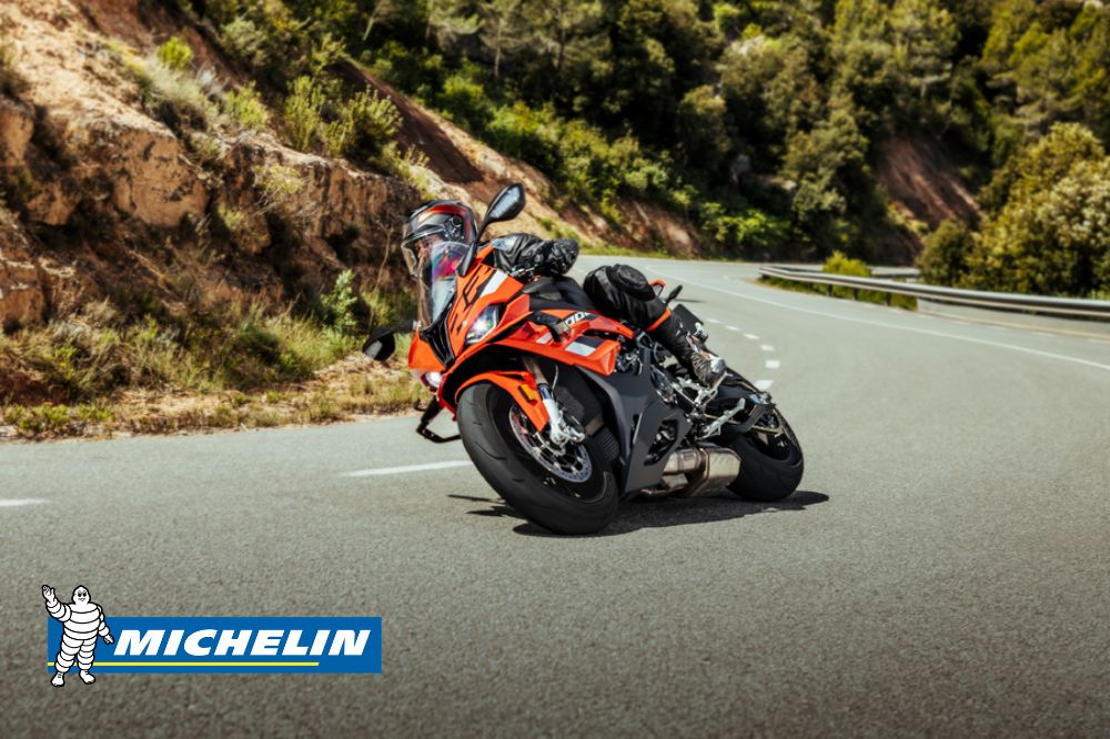 Motorkář projíždí v náklonu zatáčku horským průsmykem