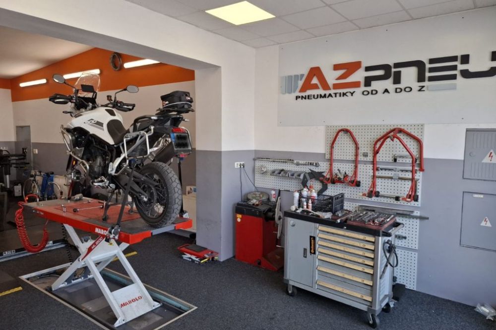 Motorka na zved&aacute;ku Marolo během přezouv&aacute;n&iacute; v AZ pneu v Opavě