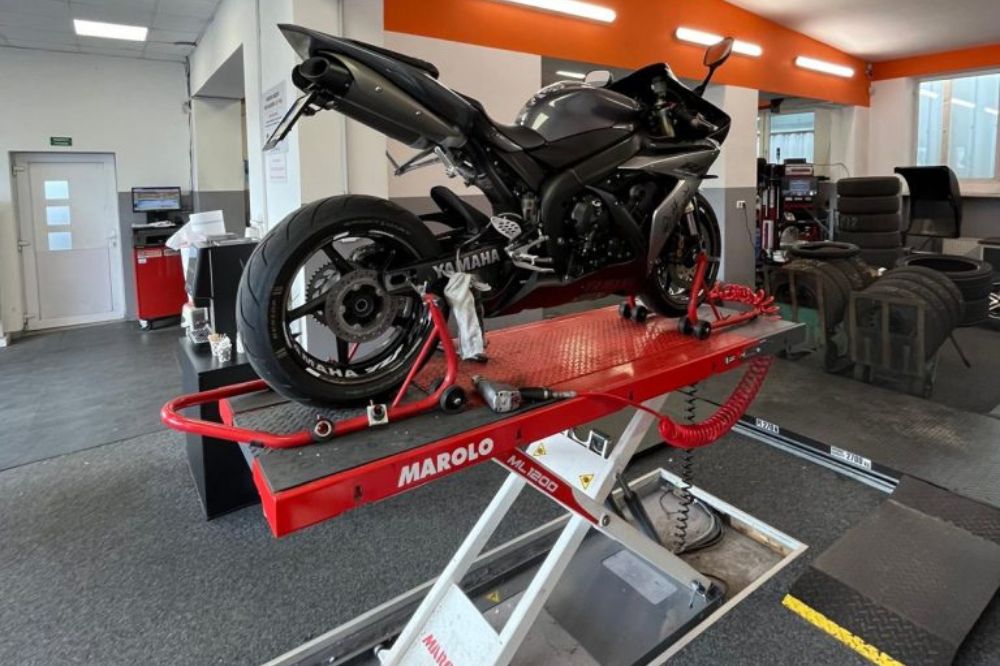 Černá motorka Yamaha po přezutí pneumatik v pneuservisu AZ pneu v Opavě