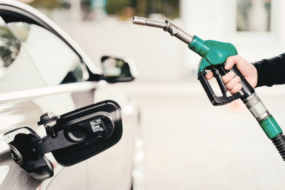 Řidič m&aacute; v ruce tankovac&iacute; pistoli a chyst&aacute; se tankovat benz&iacute;n