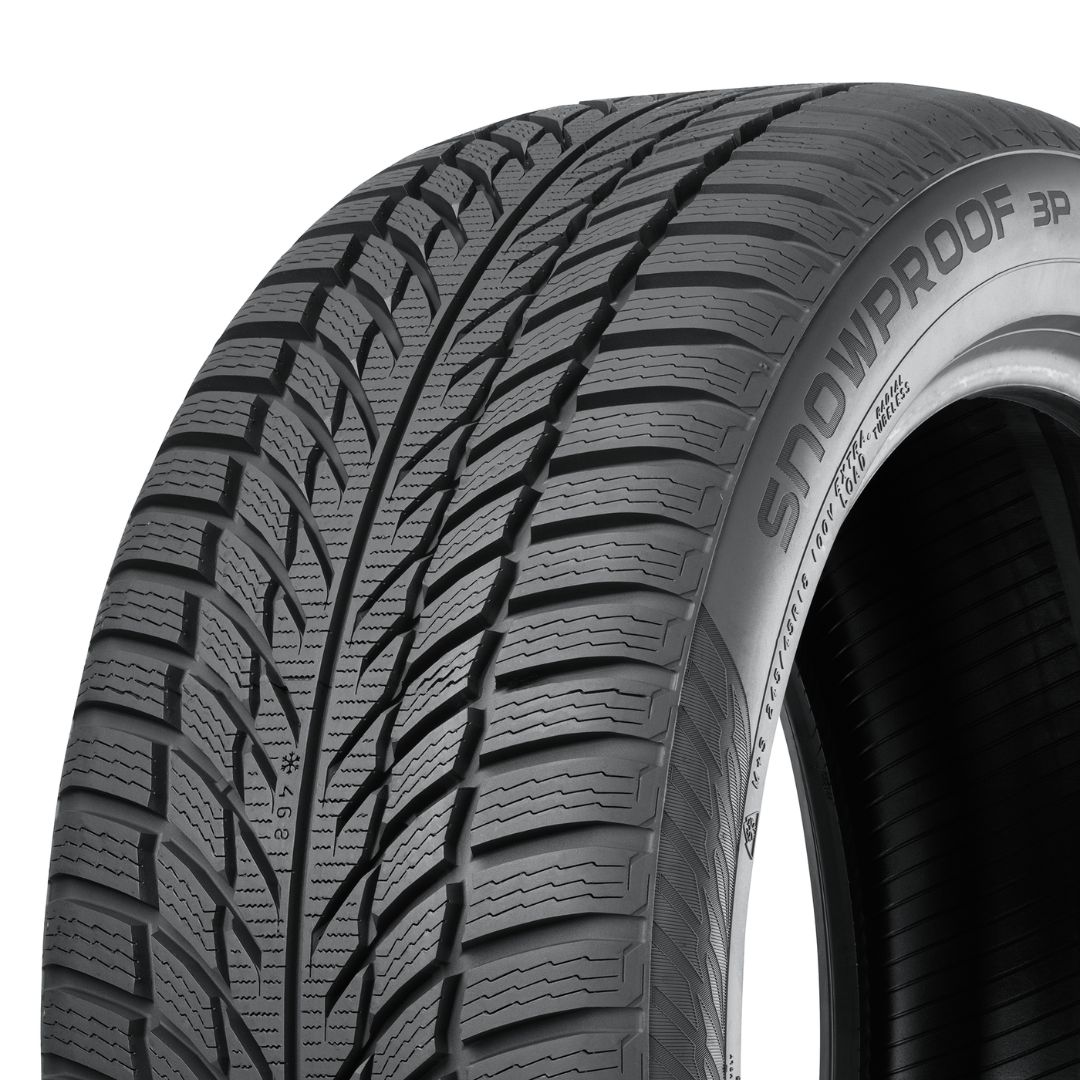Předn&iacute; pohled na detail dez&eacute;nu zimn&iacute; pneu Nokian Tyres Snowproof 3P