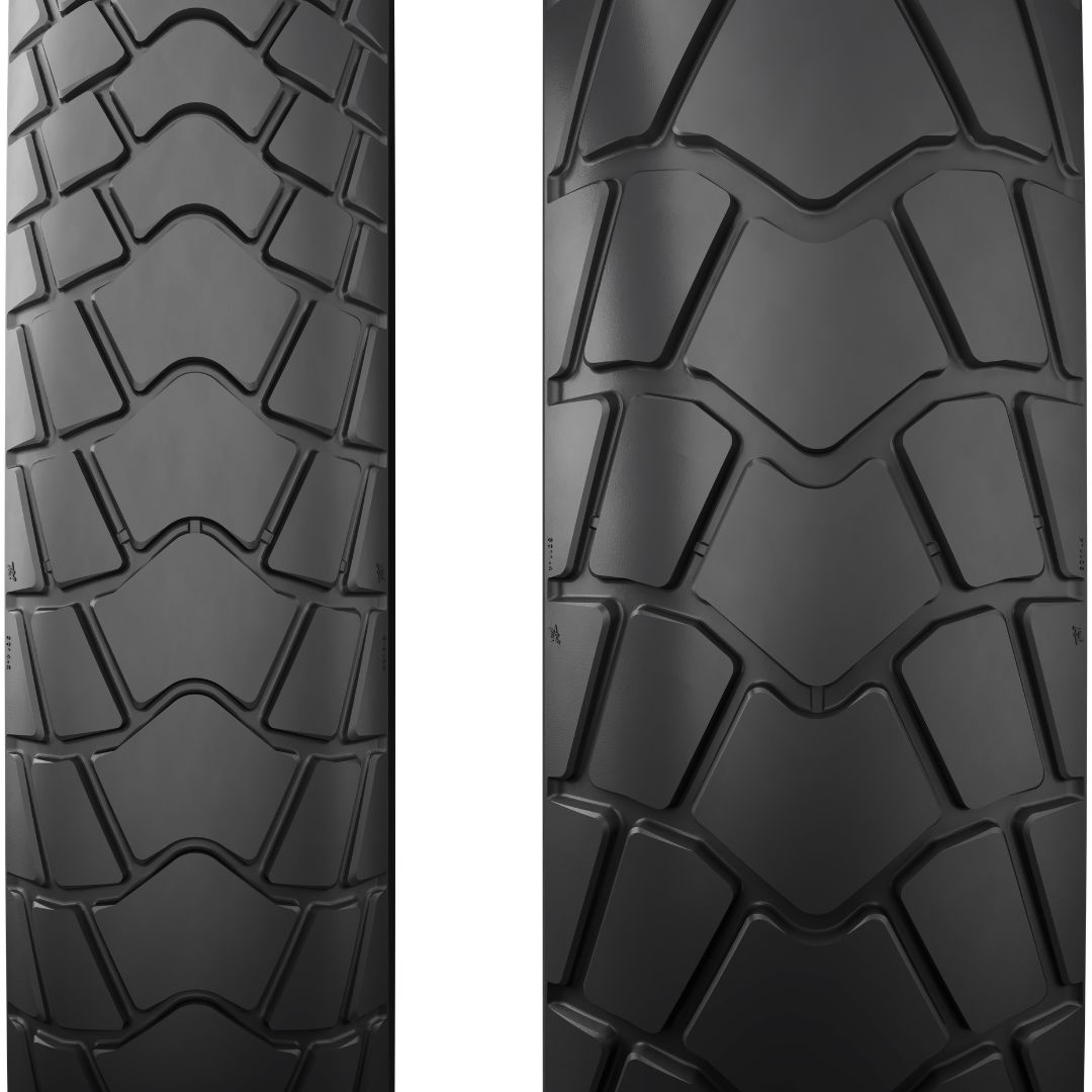 Čeln&iacute; pohled na detail dez&eacute;nu předn&iacute; a zadn&iacute; moto pneu Michelin Anakee Adventure 2