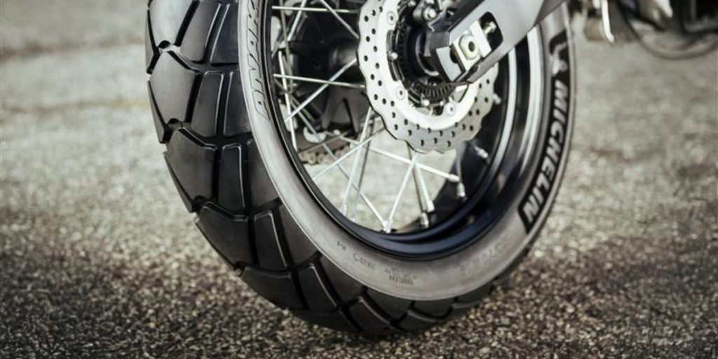 Detailní pohled na zadní kolo motorky s pneumatikou Michelin Anakee Adventure 2