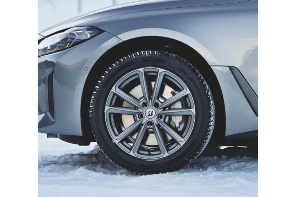 Boční pohled na přední pneumatiku Bridgestone Blizzak 6 na sněhu