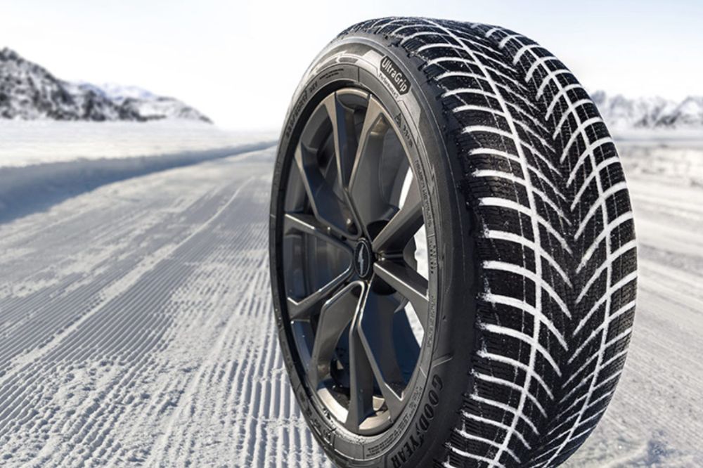 Detail dezénu zimní pneumatiky Goodyear UltraGrip Performance 3 na urolbovaném sněhu