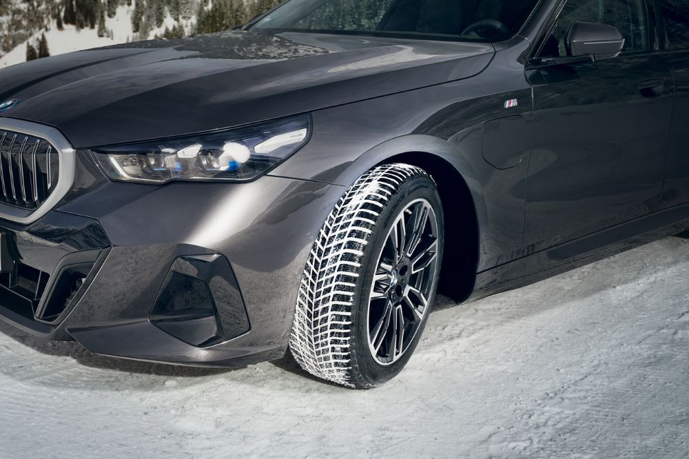 Pohled na auto na zimní cestě s pneumatikami Hankook Winter i*cept evo4
