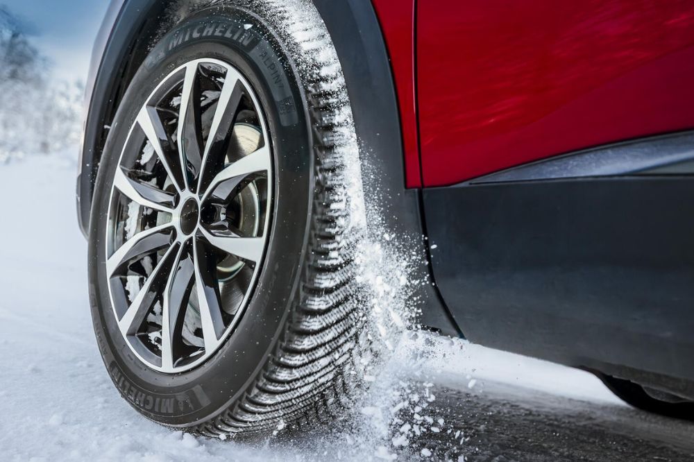 Detail pneumatiky Michelin Pilot Alpin 7 při jízdě na sněhu