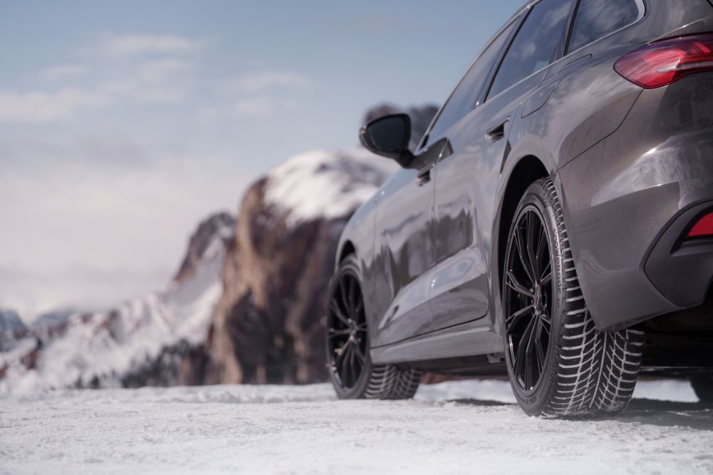 Pohled na auto zezadu v zimní krajině s pneumatikami Nokian Tyres Snowproof 3P