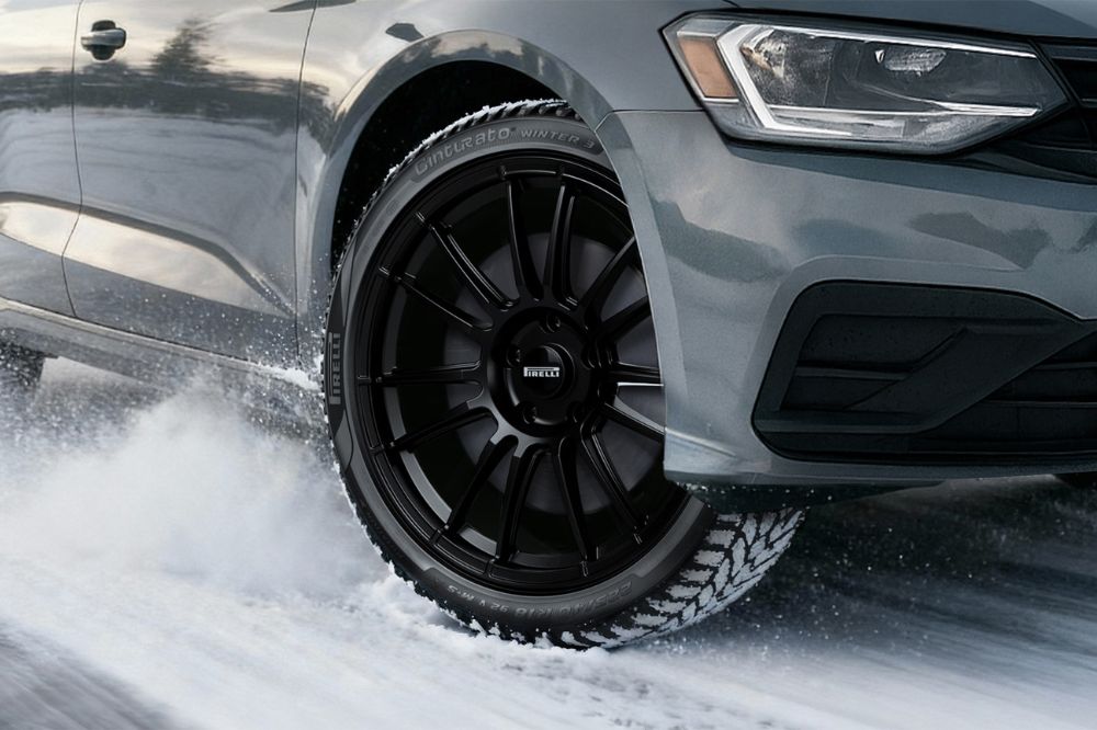 Detailní záběr na přední pneumatiku Pirelli Cinturato Winter 3 při jízdě na sněhu
