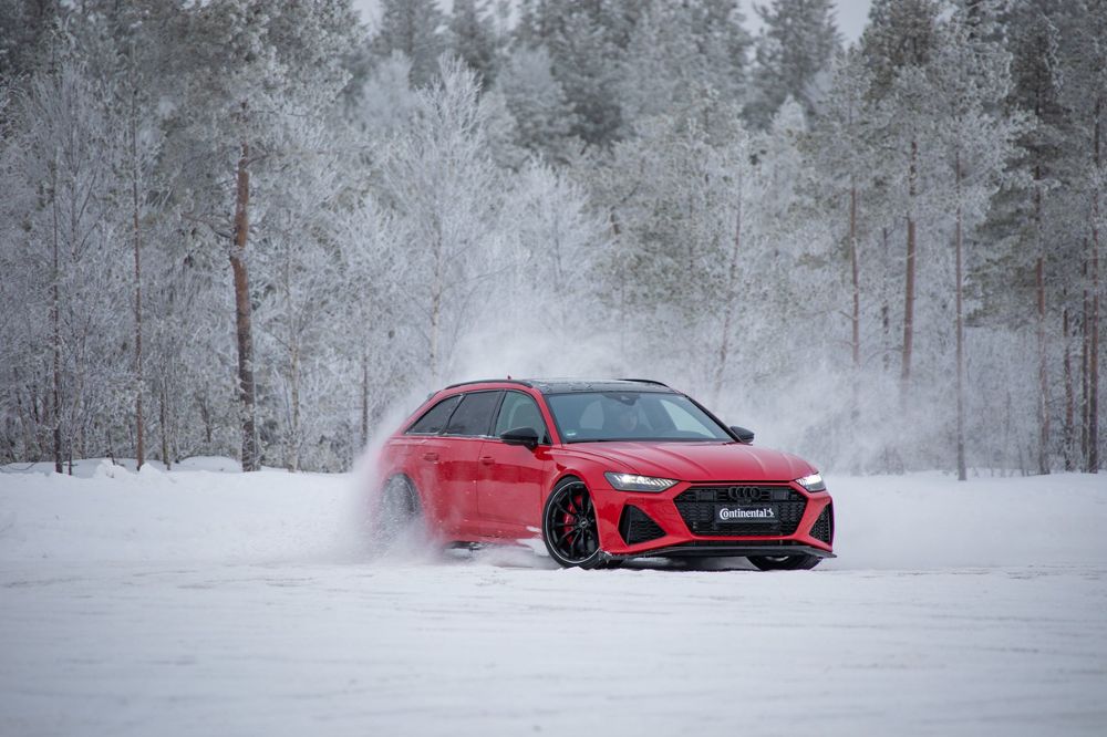 Červen&eacute; Audi testuje zimn&iacute; pneumatiky Continental na sněhu